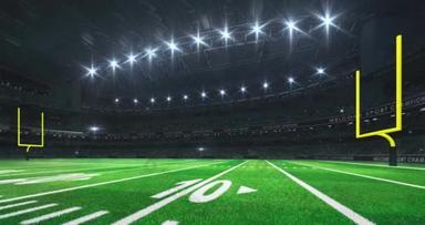 美式足球体育场,有黄色的门柱,草地,明亮的聚光灯和照相机闪烁.体育广告4K视频循环.